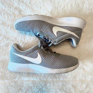 NIKE Women's Tanjun Running Sneakers